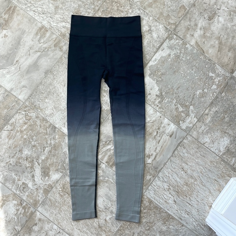 ZYIA ombré seamless legging. Black to gray.